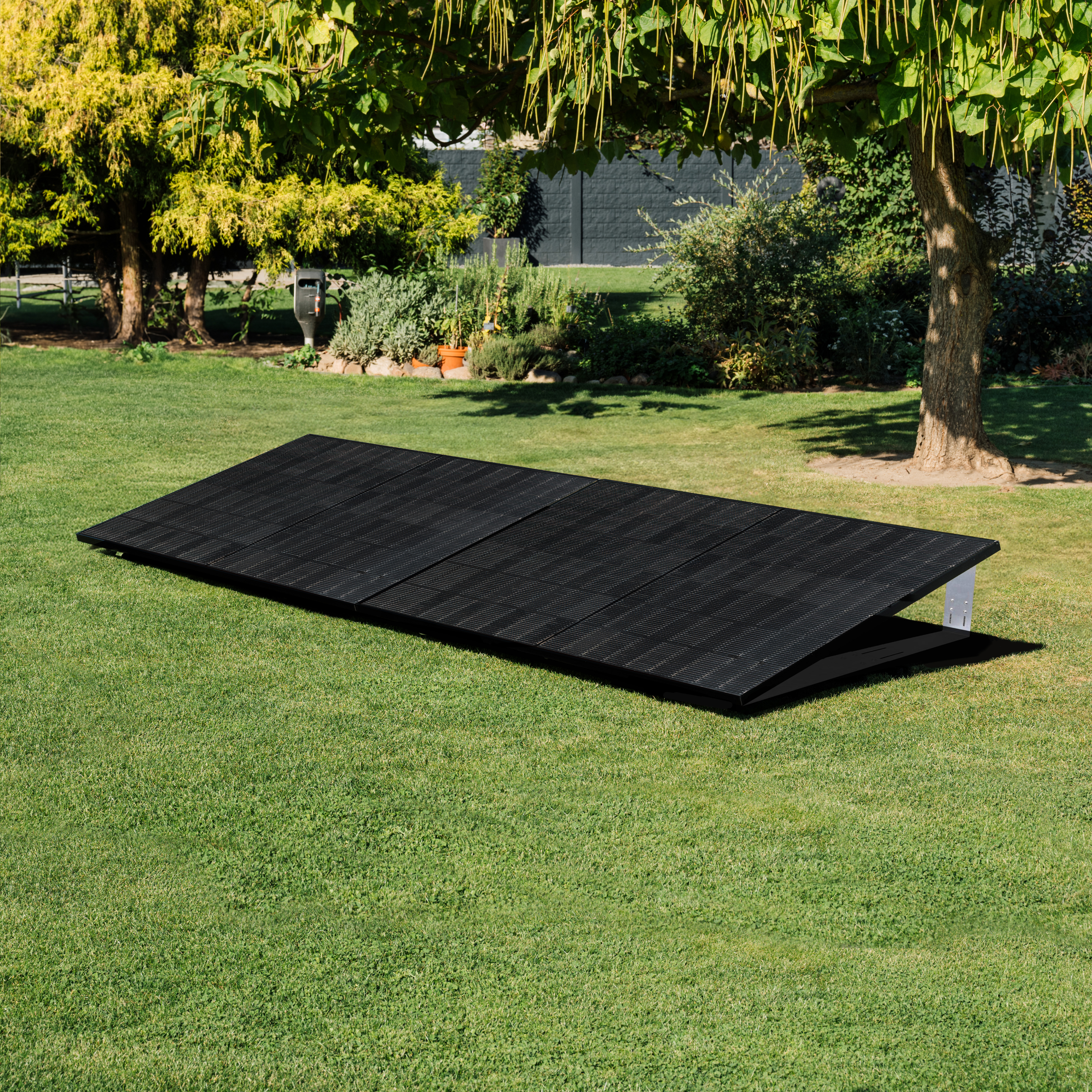 priFlat Duo Garten 900Wp (2x 450W bifazial + FoxEss M1-800-E, Stahl-Halterung)